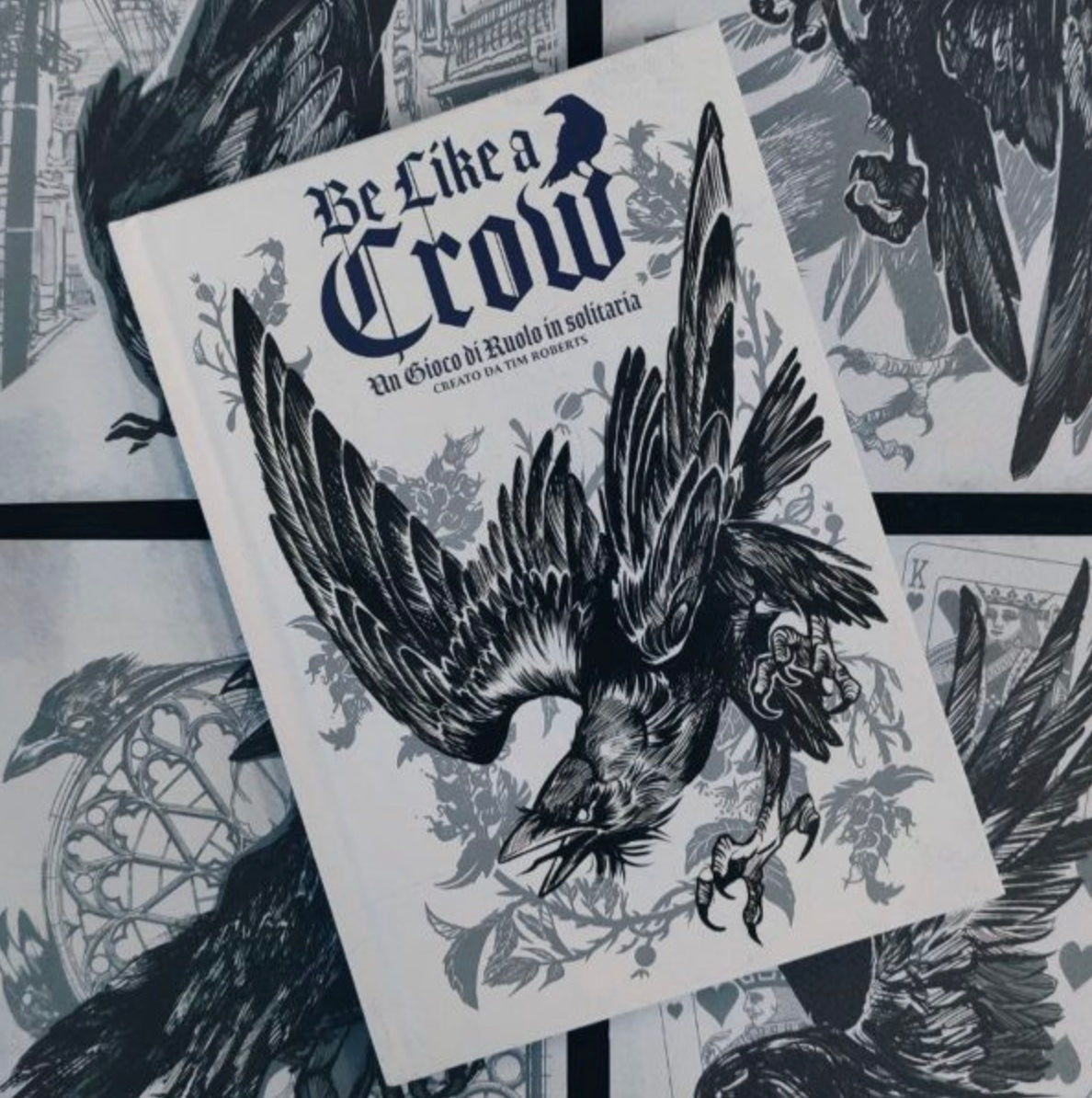 Italian language version of Be Like A Crow, a solo RPG translated by Mana Project.